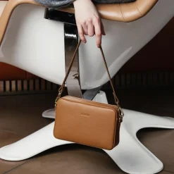 Aarni Iso Olkalaukku, Konjakki