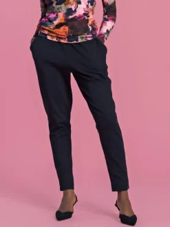 Aarre Carol Housut, Musta