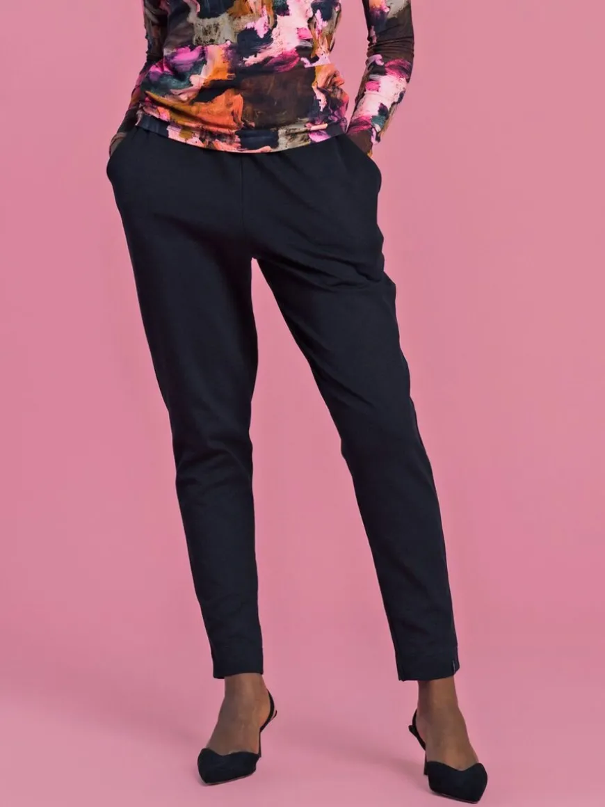 Aarre Carol Housut, Musta