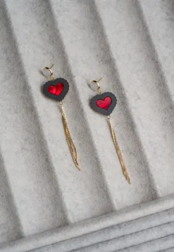 Butoni Hearts Korvakorut Ketjulla, Musta/Punainen