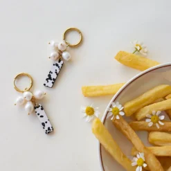 Kippis Korvakorut, Mustavalko/Helmi