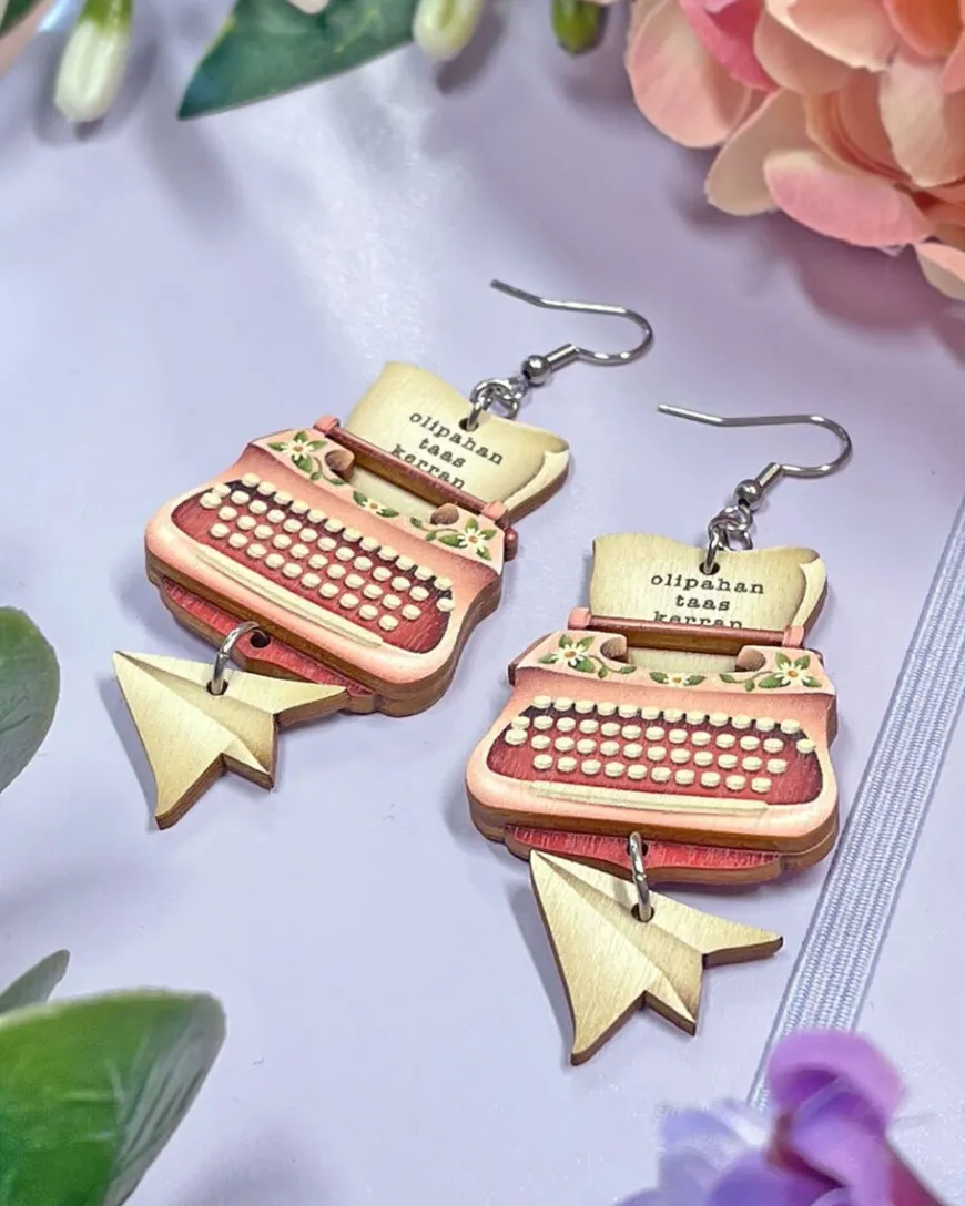 Kirjoituskone Korvakorut, Puna