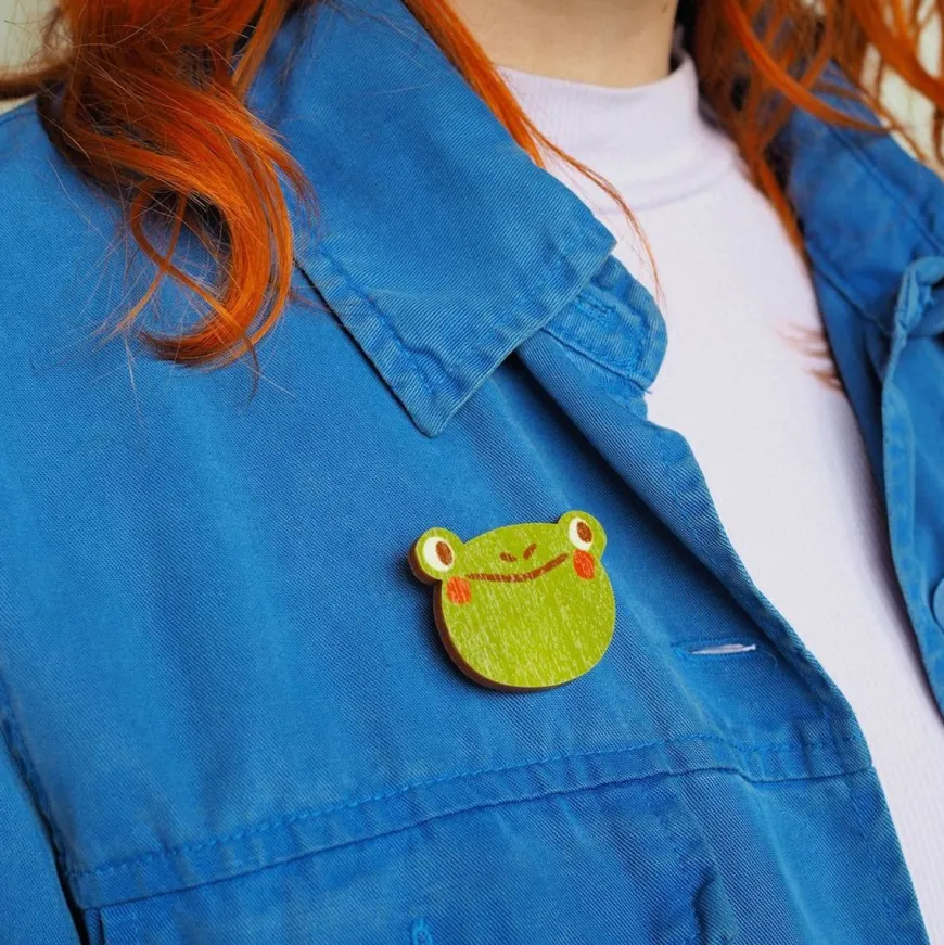 Mia Minerva Sammakko Paa Pinssi