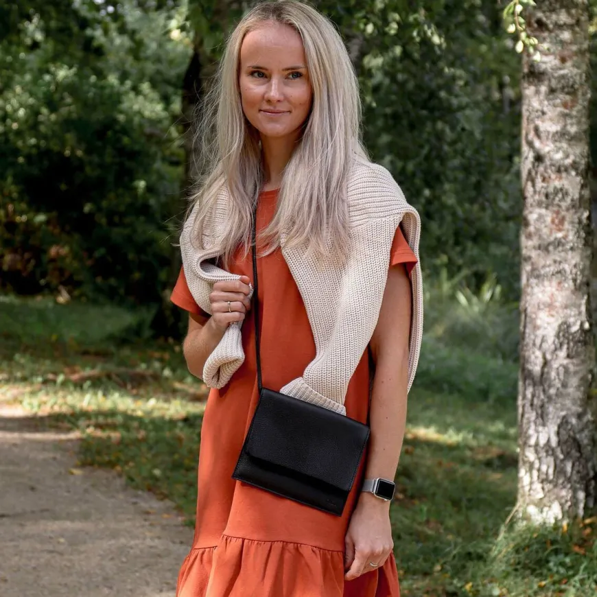 Miiko Jemma Laukku, Musta