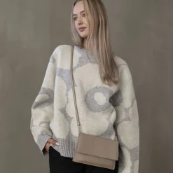 Miiko Tuike Laukku, Titan