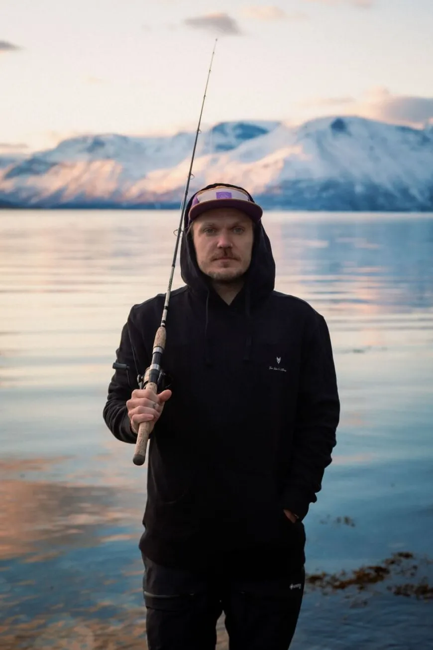 Vai-Ko Taimen Huppari, Musta