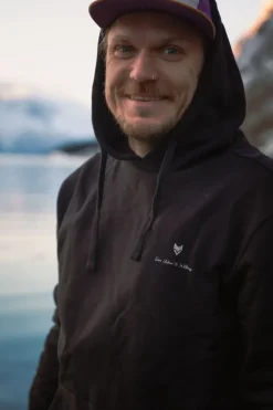 Vai-Ko Taimen Huppari, Musta