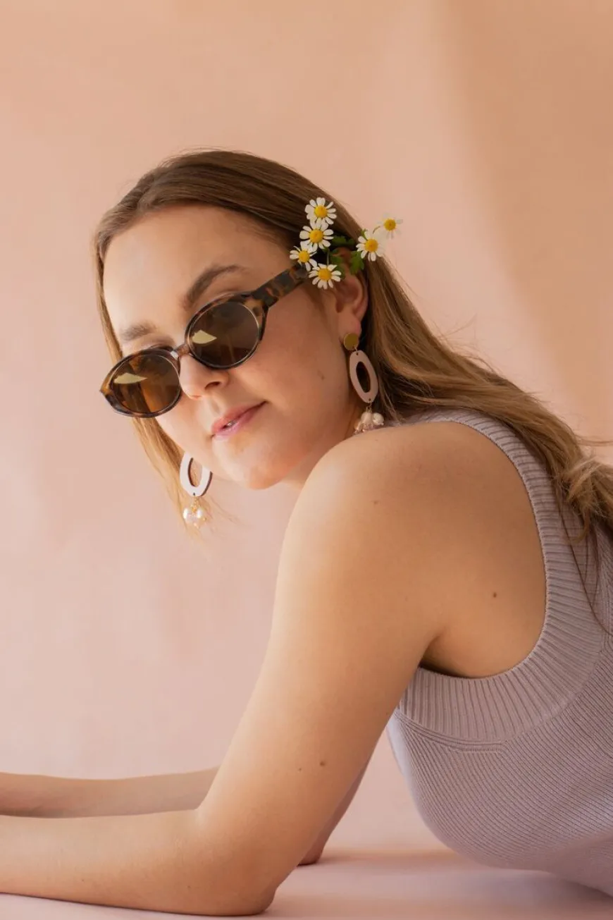 Vau Korvakorut, Hattara/Helmi